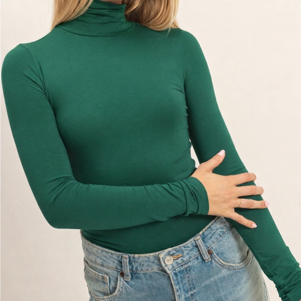 NEW HYFVE Green Fitted Turtleneck Top Rayon Stretch Long Sleeve Size Small